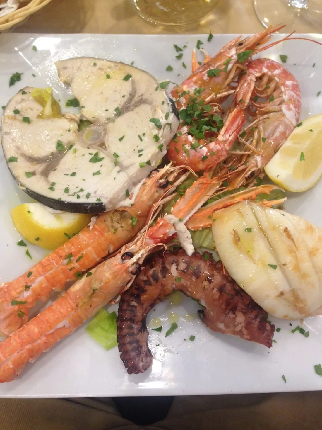 Grigliata mista di pesce: pesce spada, gamberi, scampi, seppia e polpo