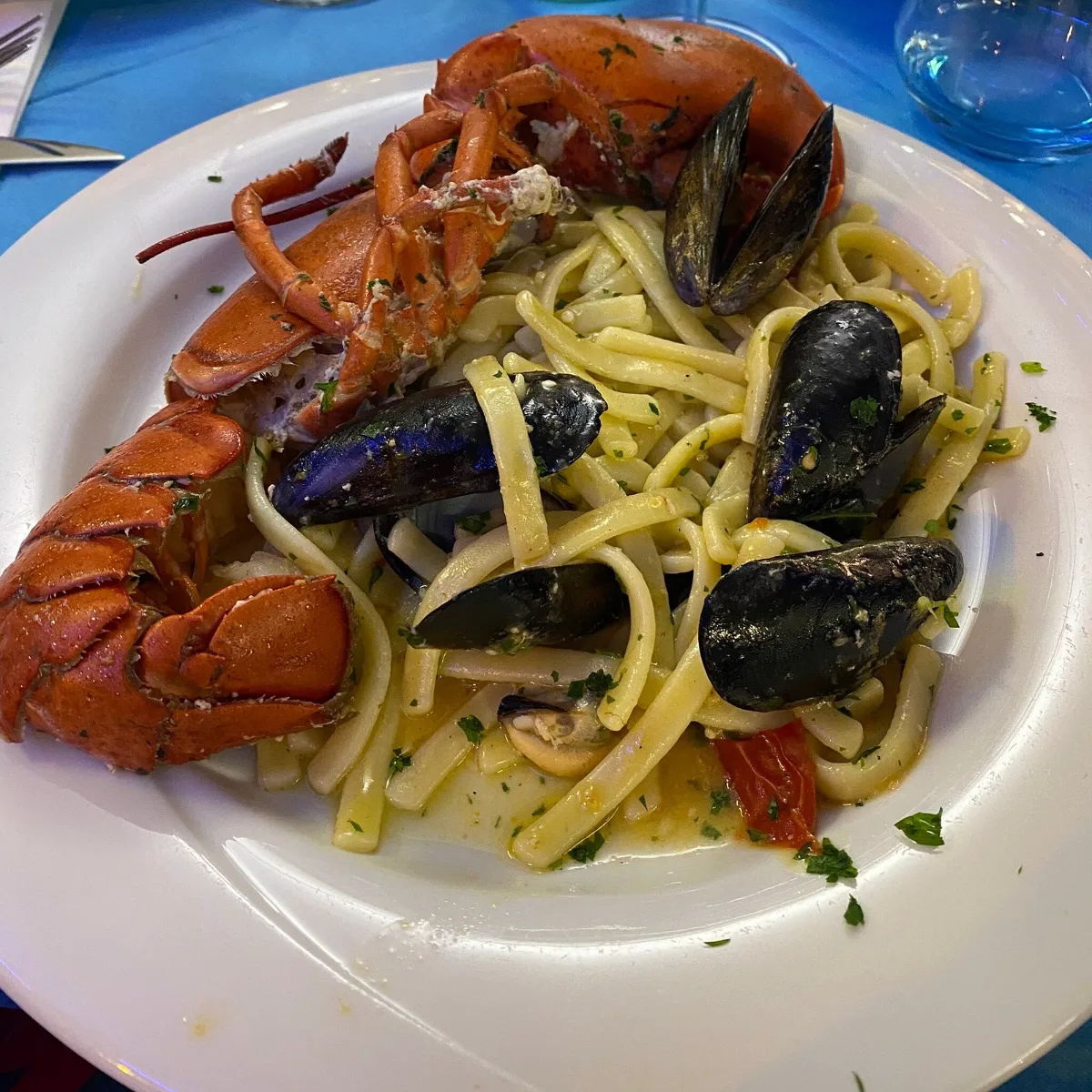Linguine all’astice con cozze e pomodorini